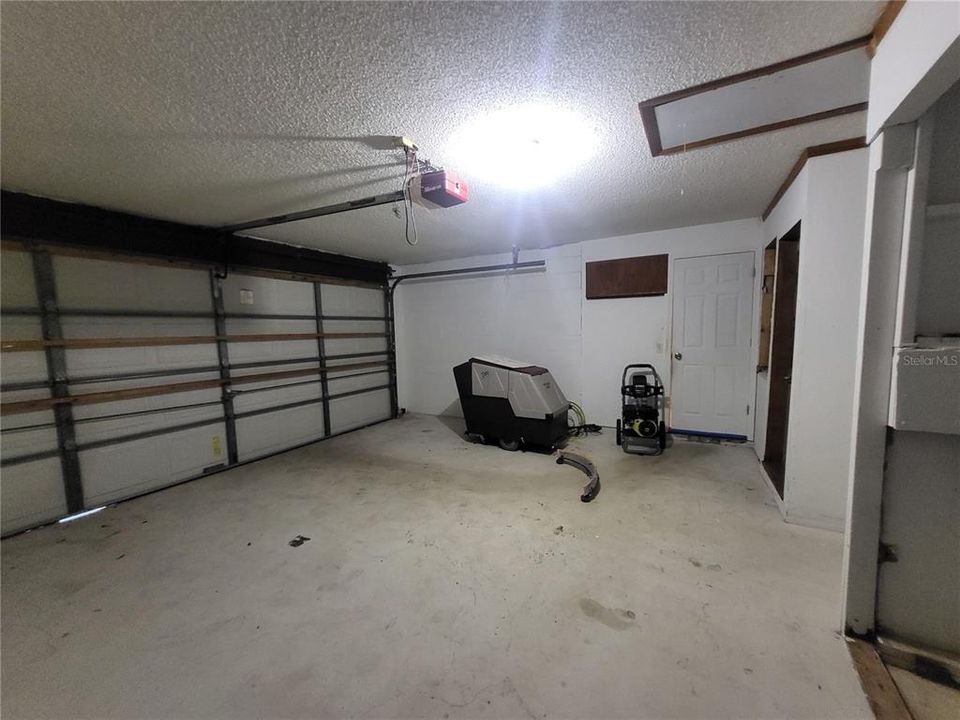 合同活跃: $270,000 (5 贝兹, 2 浴室, 1976 平方英尺)