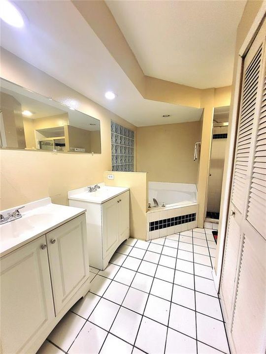 合同活跃: $270,000 (5 贝兹, 2 浴室, 1976 平方英尺)