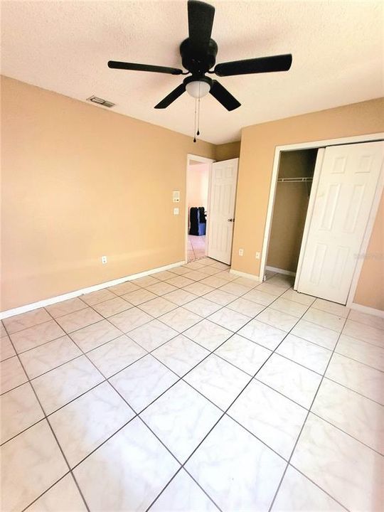 合同活跃: $270,000 (5 贝兹, 2 浴室, 1976 平方英尺)