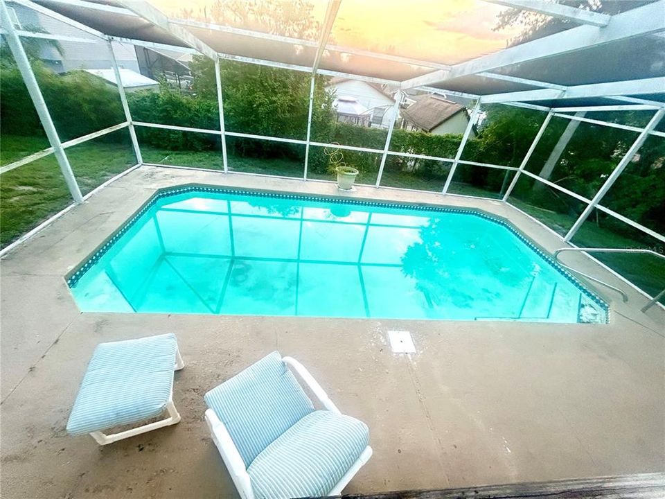 合同活跃: $270,000 (5 贝兹, 2 浴室, 1976 平方英尺)