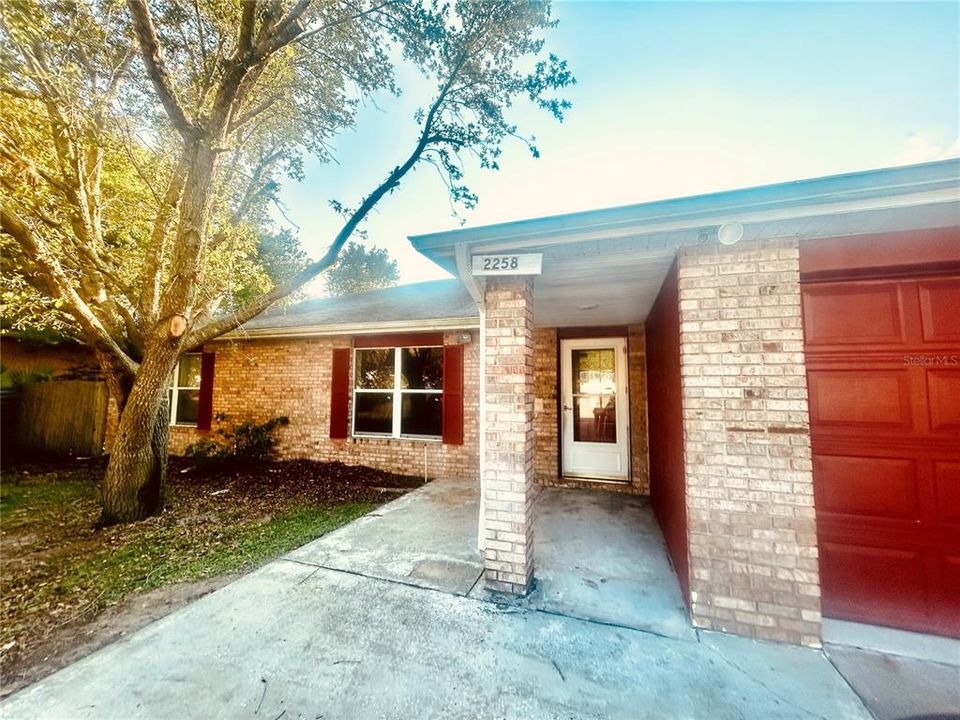 合同活跃: $270,000 (5 贝兹, 2 浴室, 1976 平方英尺)