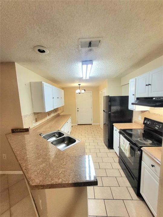 合同活跃: $270,000 (5 贝兹, 2 浴室, 1976 平方英尺)