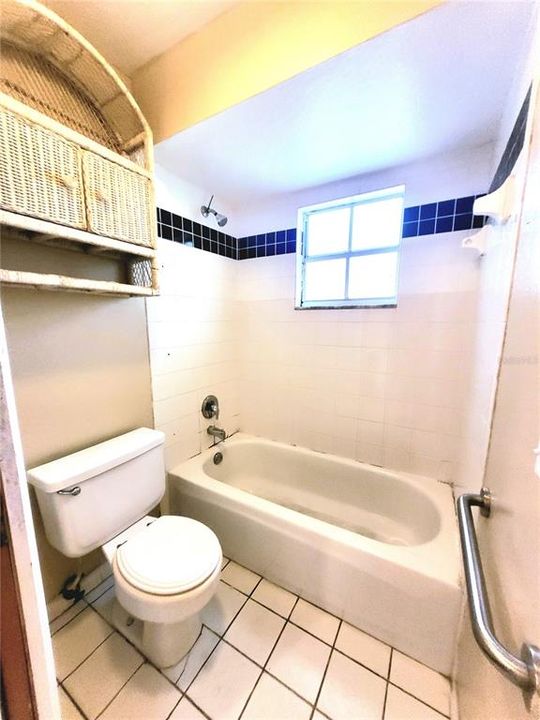 合同活跃: $270,000 (5 贝兹, 2 浴室, 1976 平方英尺)