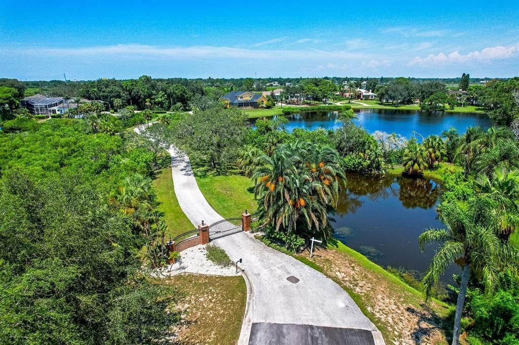 待售: $429,900 (1.35 acres)