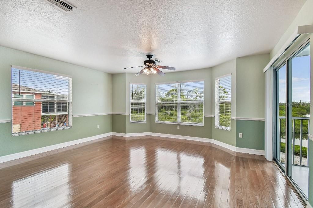 For Sale: $1,100,000 (5 beds, 3 baths, 4640 Square Feet)