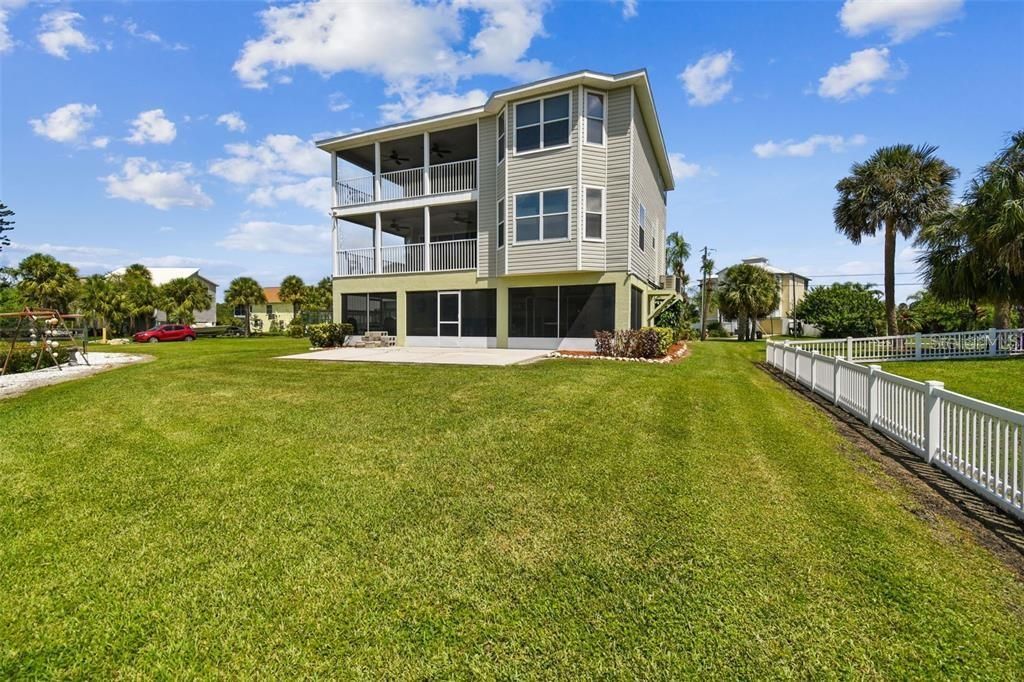 For Sale: $1,100,000 (5 beds, 3 baths, 4640 Square Feet)