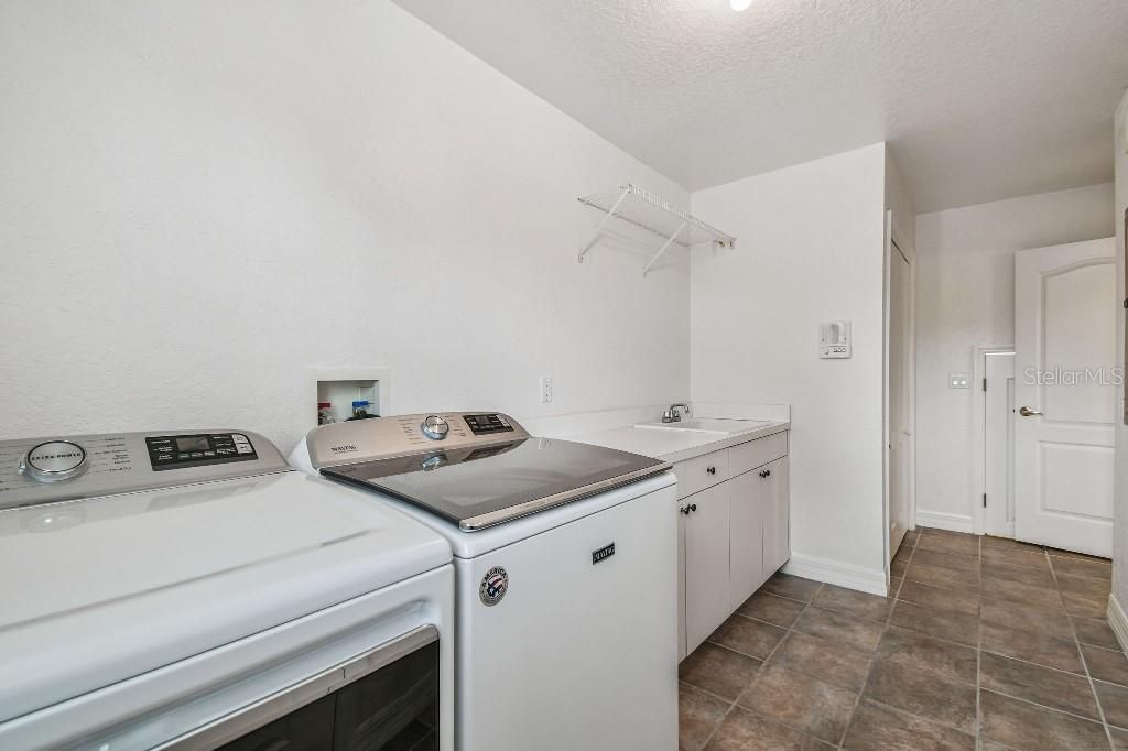 For Sale: $1,100,000 (5 beds, 3 baths, 4640 Square Feet)