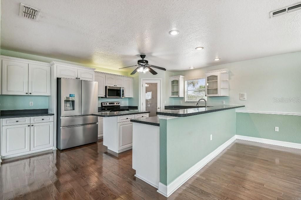 For Sale: $1,100,000 (5 beds, 3 baths, 4640 Square Feet)