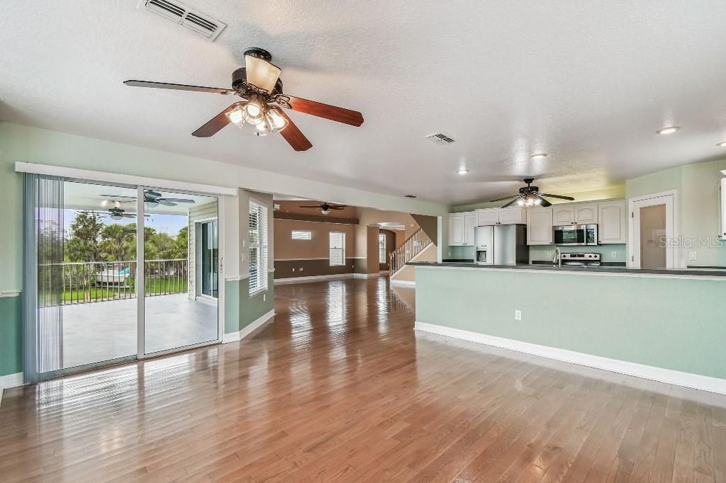 For Sale: $1,100,000 (5 beds, 3 baths, 4640 Square Feet)