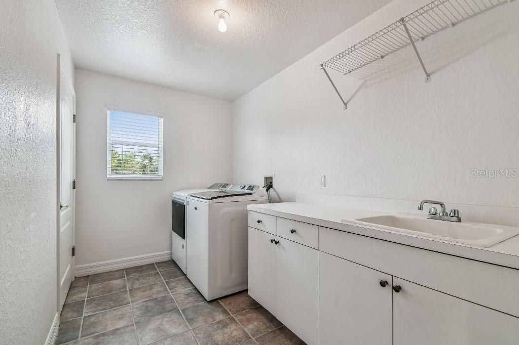 For Sale: $1,100,000 (5 beds, 3 baths, 4640 Square Feet)