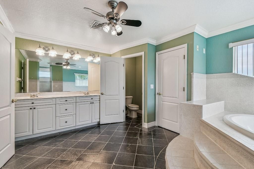 For Sale: $1,100,000 (5 beds, 3 baths, 4640 Square Feet)