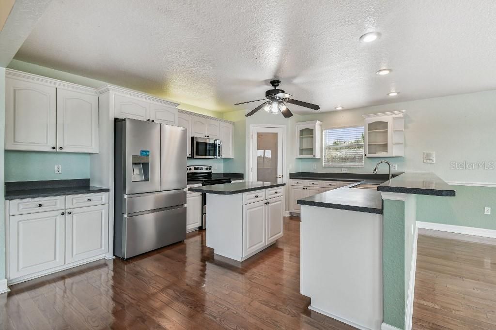 For Sale: $1,100,000 (5 beds, 3 baths, 4640 Square Feet)