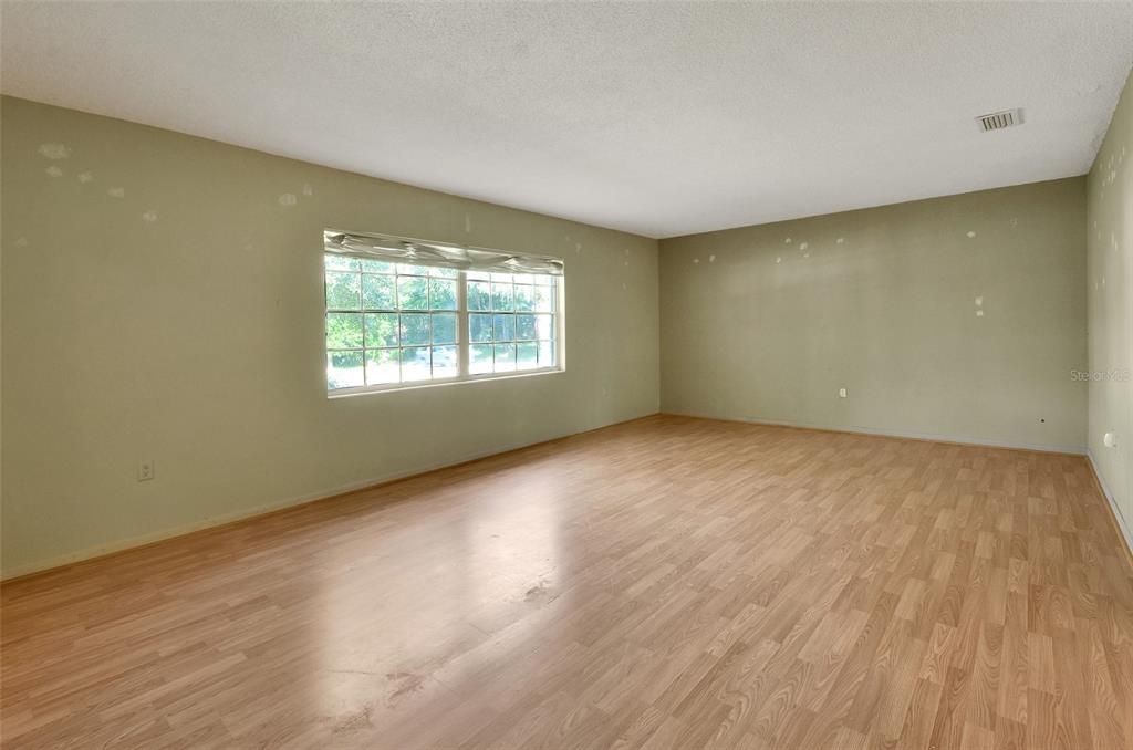 Active With Contract: $265,000 (3 beds, 2 baths, 1694 Square Feet)