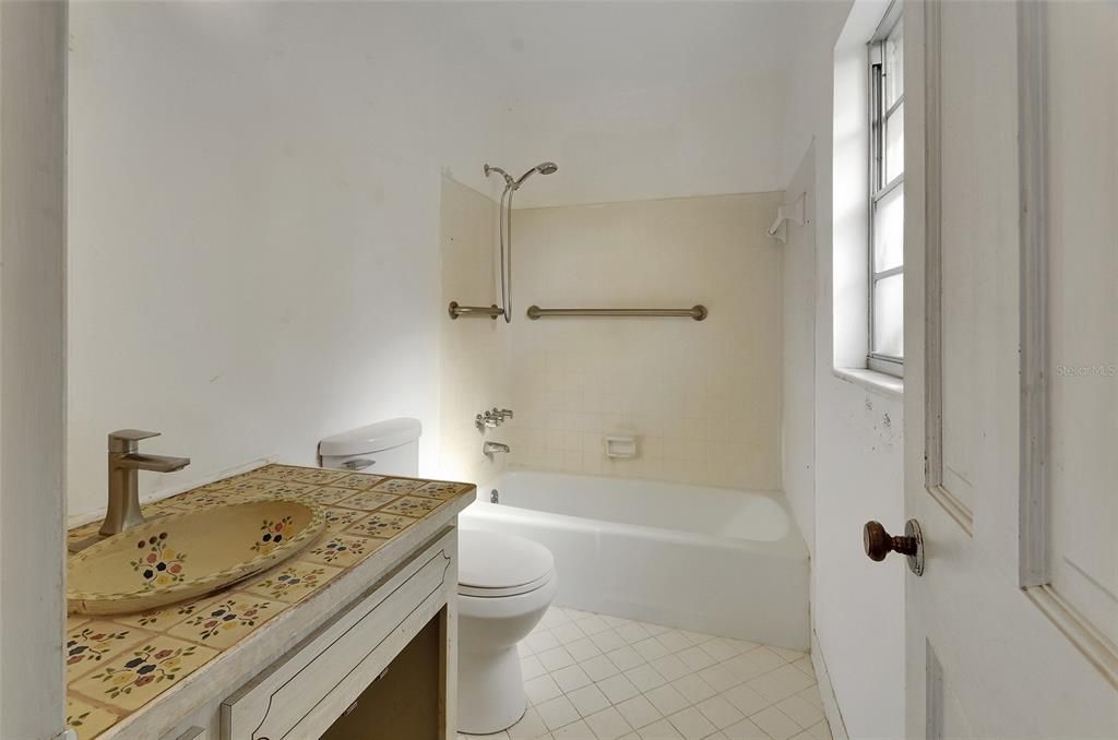 Active With Contract: $265,000 (3 beds, 2 baths, 1694 Square Feet)