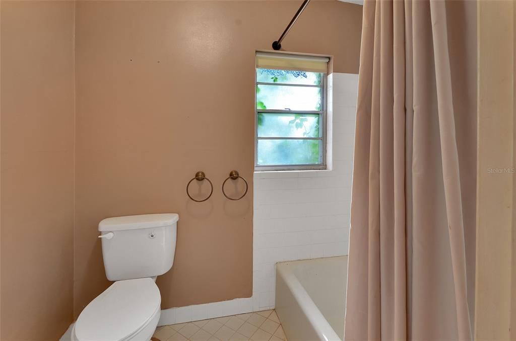 Active With Contract: $265,000 (3 beds, 2 baths, 1694 Square Feet)