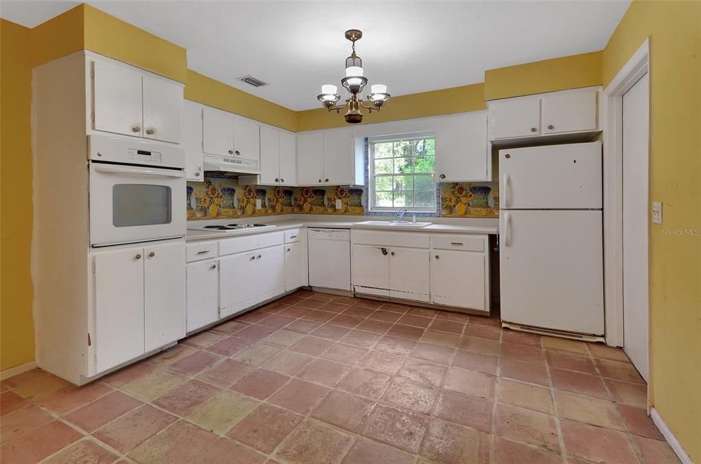 Active With Contract: $265,000 (3 beds, 2 baths, 1694 Square Feet)