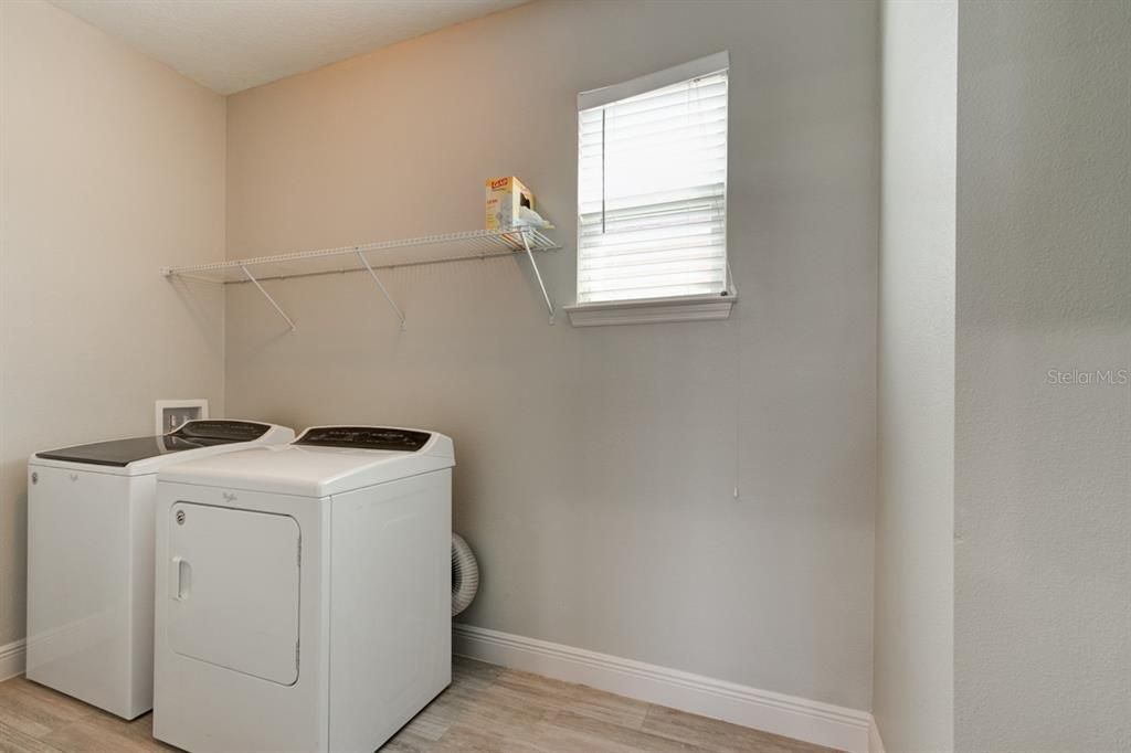 Activo con contrato: $2,700 (4 camas, 2 baños, 2607 Pies cuadrados)