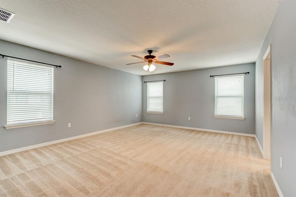 Activo con contrato: $2,700 (4 camas, 2 baños, 2607 Pies cuadrados)