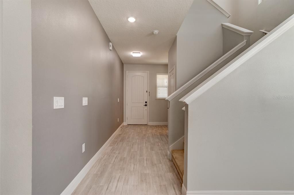 Activo con contrato: $2,700 (4 camas, 2 baños, 2607 Pies cuadrados)