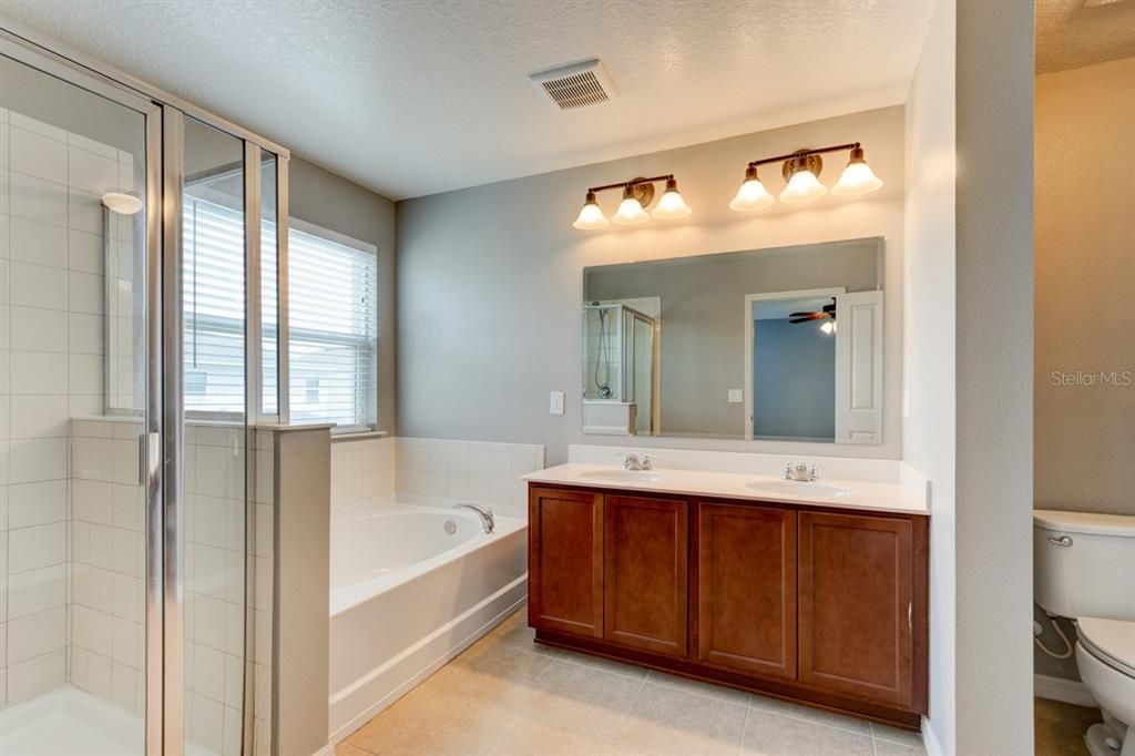 Activo con contrato: $2,700 (4 camas, 2 baños, 2607 Pies cuadrados)