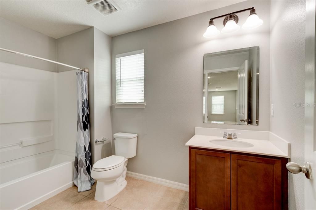 Activo con contrato: $2,700 (4 camas, 2 baños, 2607 Pies cuadrados)