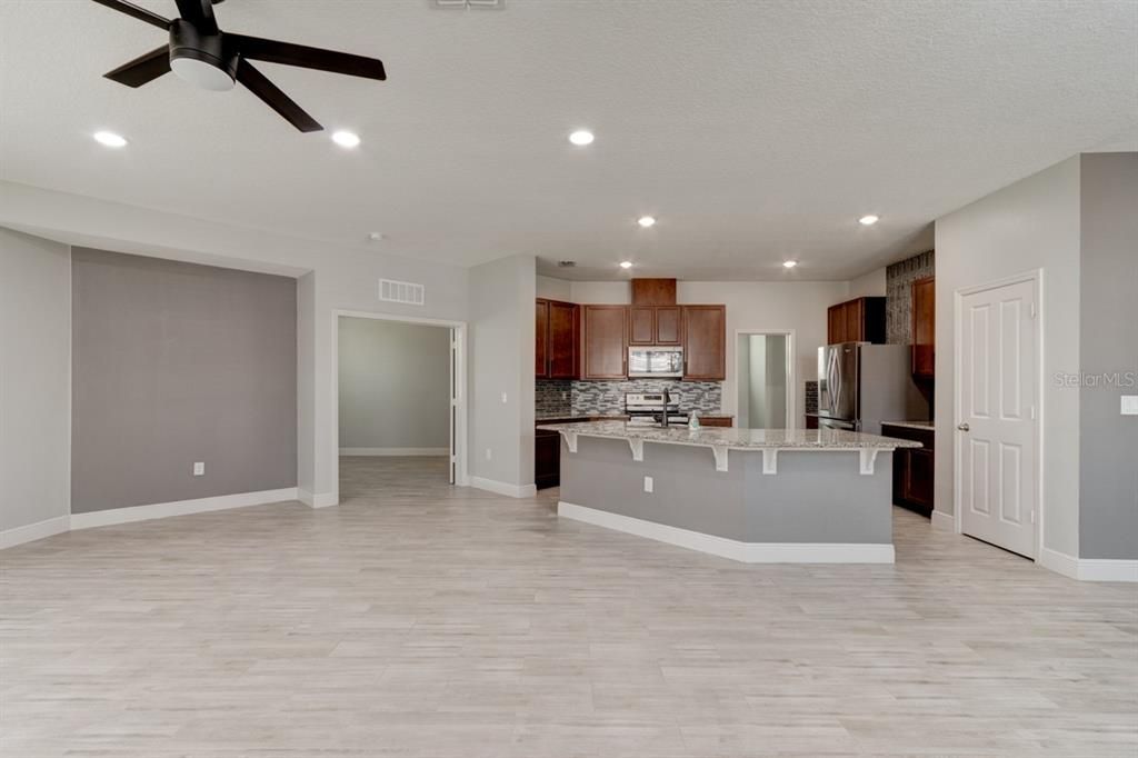 Activo con contrato: $2,700 (4 camas, 2 baños, 2607 Pies cuadrados)