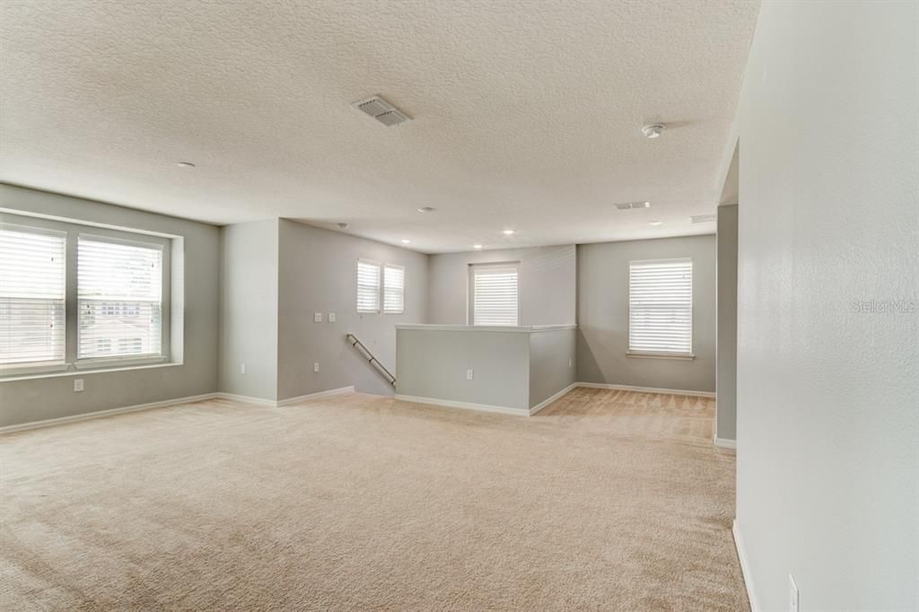 Activo con contrato: $2,700 (4 camas, 2 baños, 2607 Pies cuadrados)