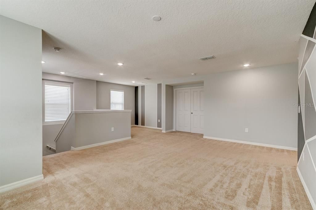 Activo con contrato: $2,700 (4 camas, 2 baños, 2607 Pies cuadrados)