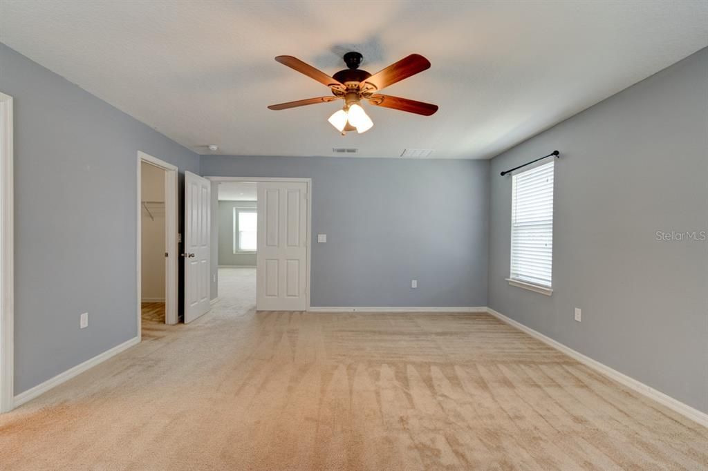 Activo con contrato: $2,700 (4 camas, 2 baños, 2607 Pies cuadrados)