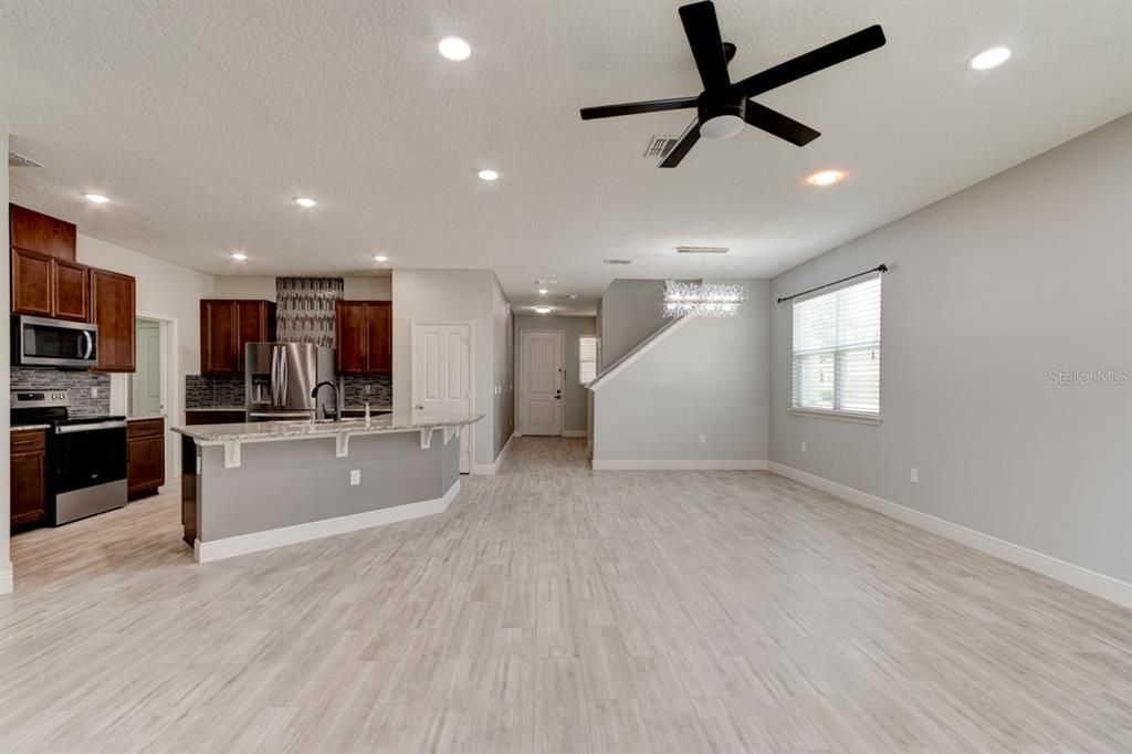 Activo con contrato: $2,700 (4 camas, 2 baños, 2607 Pies cuadrados)