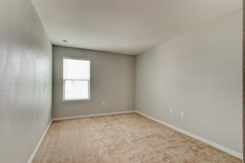 Activo con contrato: $2,700 (4 camas, 2 baños, 2607 Pies cuadrados)