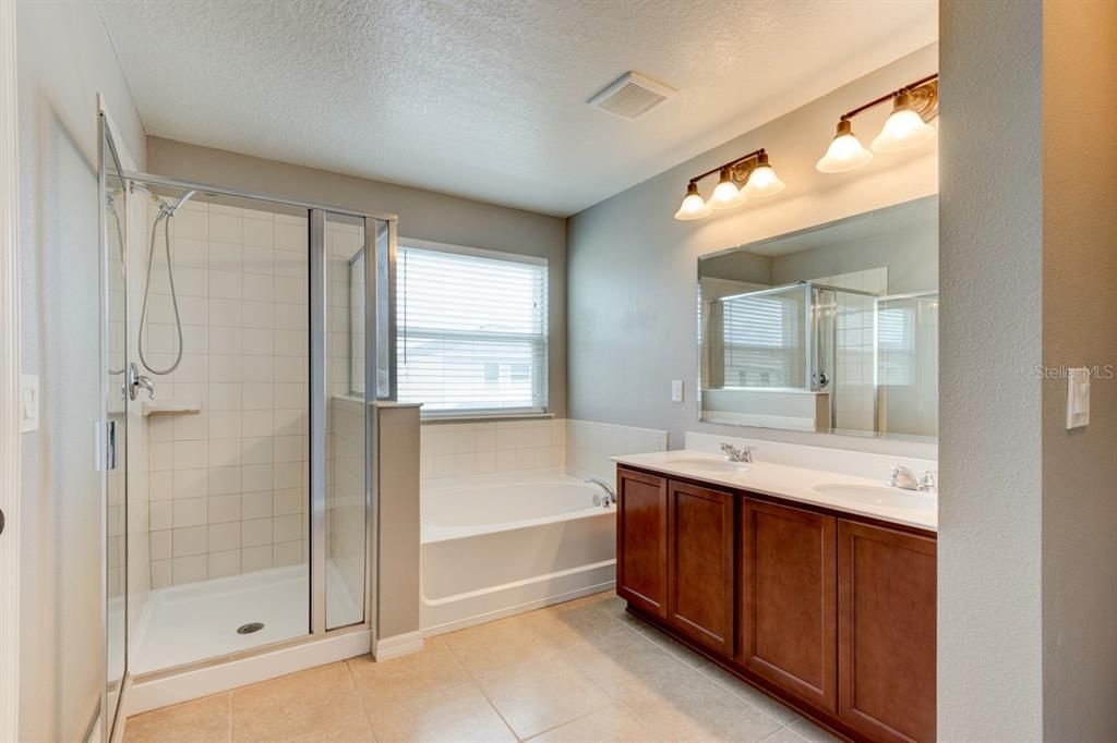 Activo con contrato: $2,700 (4 camas, 2 baños, 2607 Pies cuadrados)