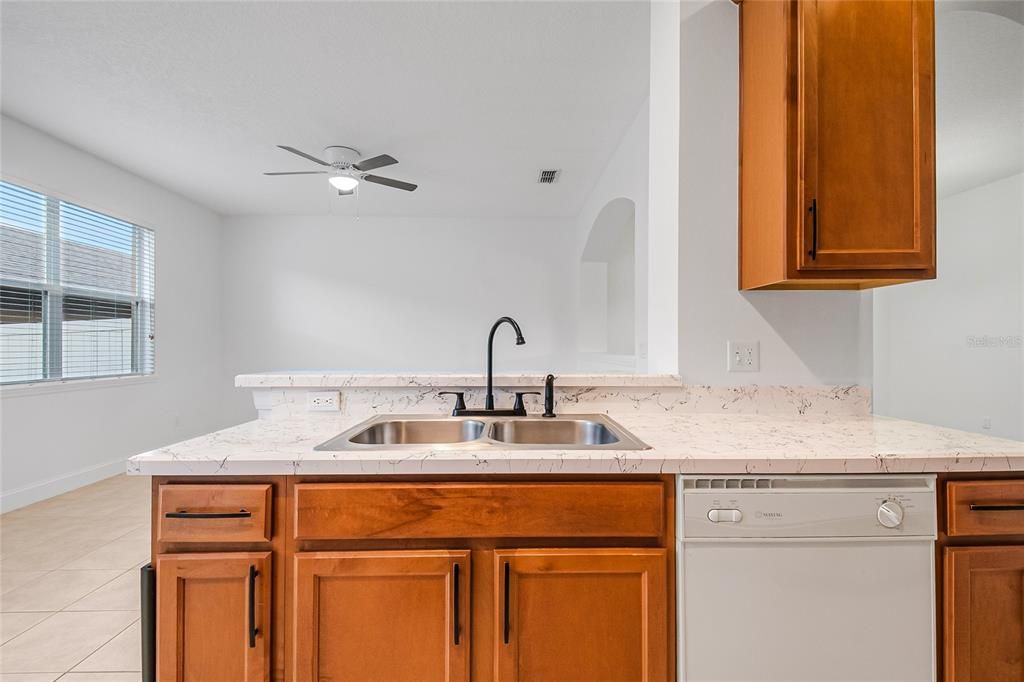 Под контрактом: $2,400 (3 спален, 2 ванн, 2248 Квадратных фут)