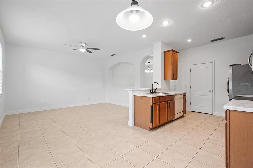 Под контрактом: $2,400 (3 спален, 2 ванн, 2248 Квадратных фут)