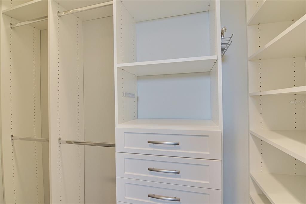 For Sale: $1,370,000 (5 beds, 4 baths, 3992 Square Feet)