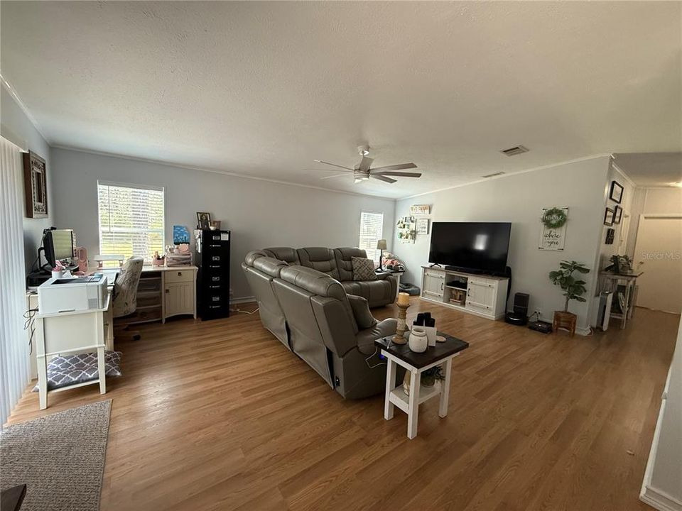 Active With Contract: $294,000 (2 beds, 2 baths, 1305 Square Feet)