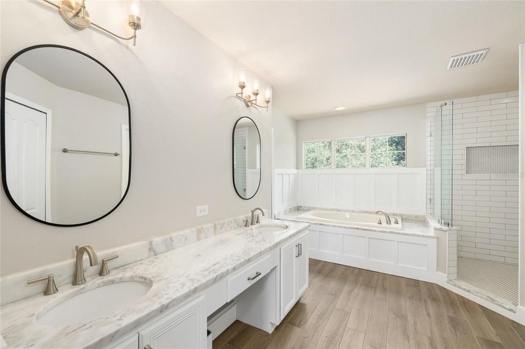 合同活跃: $619,000 (4 贝兹, 2 浴室, 2506 平方英尺)