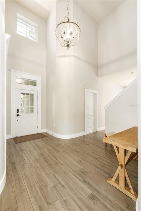 合同活跃: $619,000 (4 贝兹, 2 浴室, 2506 平方英尺)