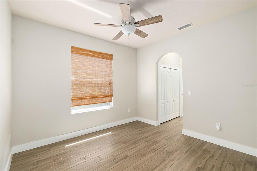 合同活跃: $619,000 (4 贝兹, 2 浴室, 2506 平方英尺)