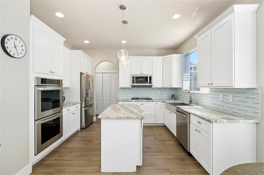 合同活跃: $619,000 (4 贝兹, 2 浴室, 2506 平方英尺)