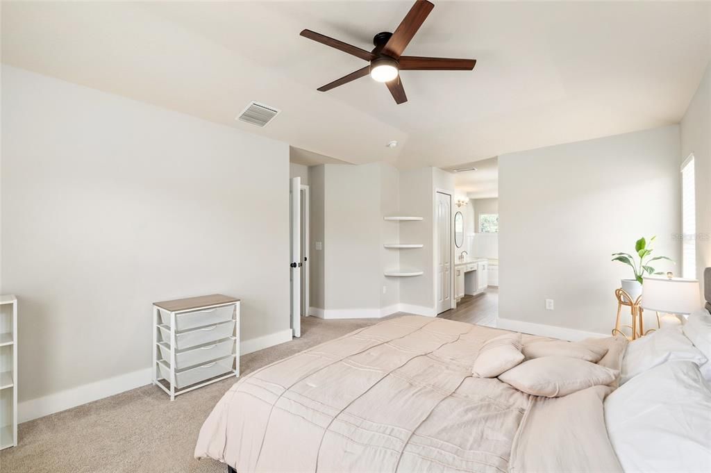 合同活跃: $619,000 (4 贝兹, 2 浴室, 2506 平方英尺)