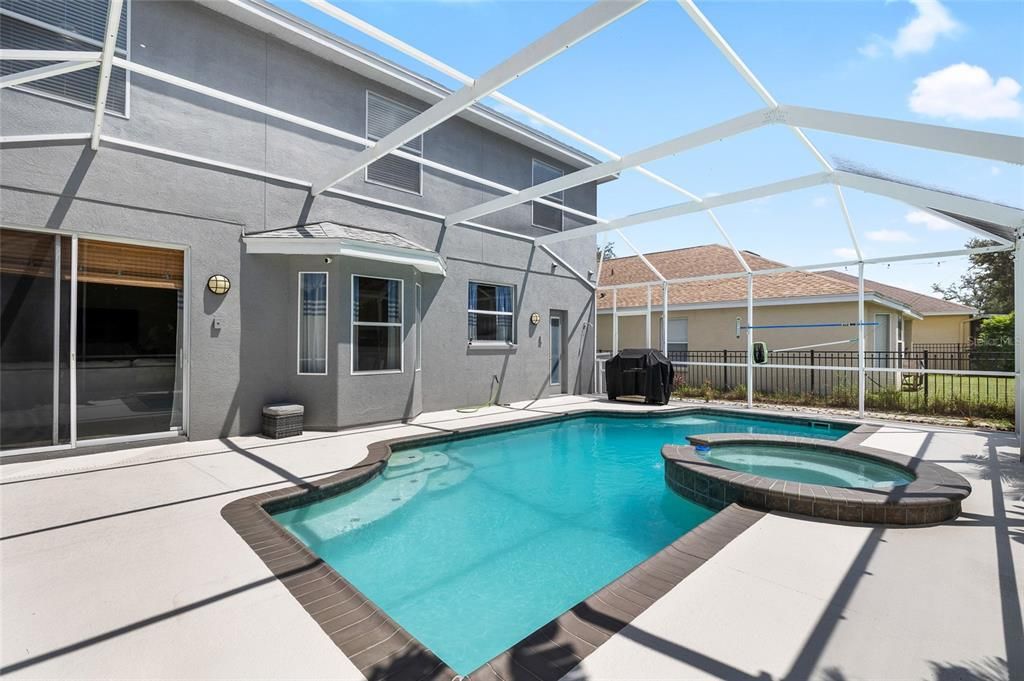 合同活跃: $619,000 (4 贝兹, 2 浴室, 2506 平方英尺)