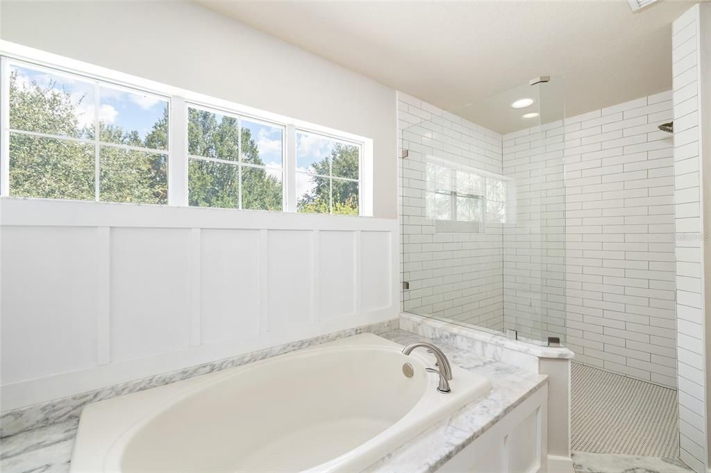 合同活跃: $619,000 (4 贝兹, 2 浴室, 2506 平方英尺)