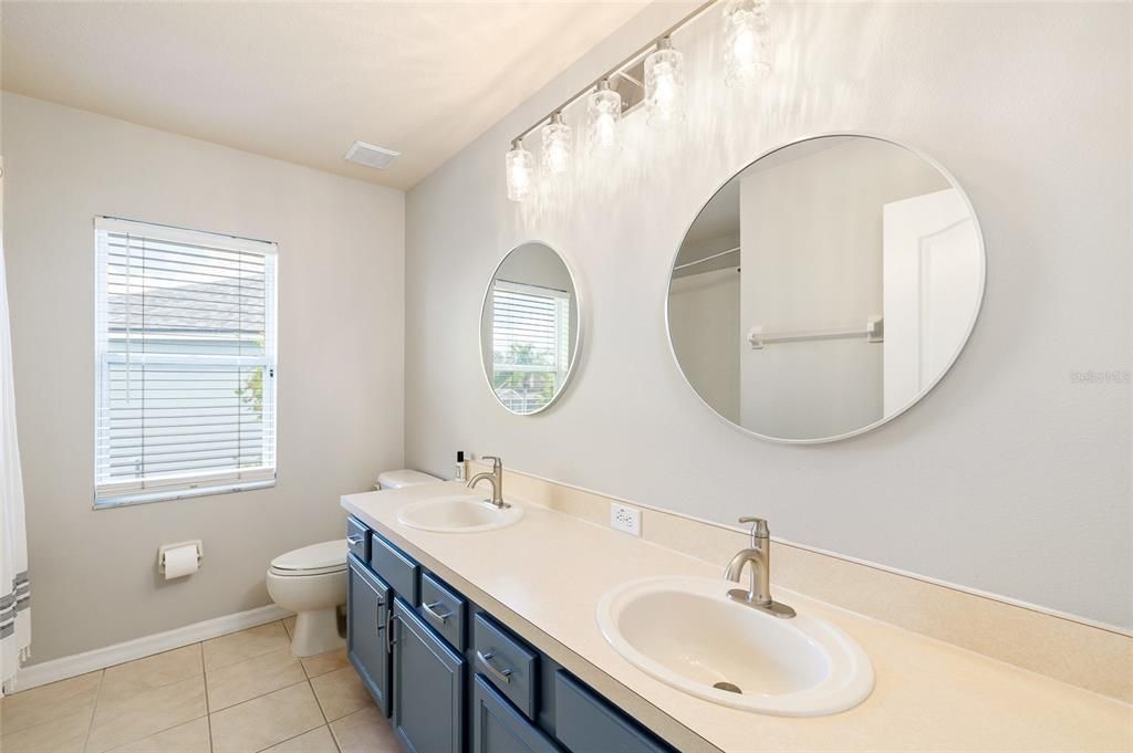 合同活跃: $619,000 (4 贝兹, 2 浴室, 2506 平方英尺)