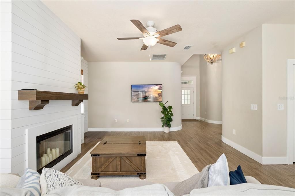 合同活跃: $619,000 (4 贝兹, 2 浴室, 2506 平方英尺)