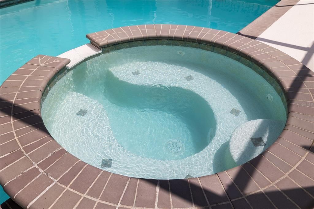 合同活跃: $619,000 (4 贝兹, 2 浴室, 2506 平方英尺)