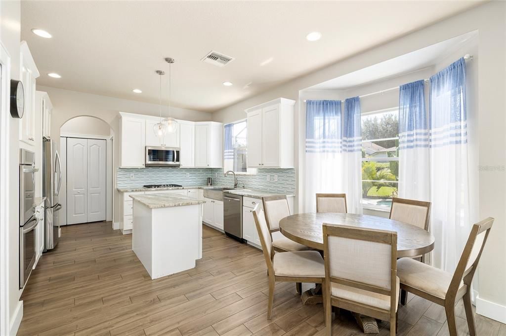 合同活跃: $619,000 (4 贝兹, 2 浴室, 2506 平方英尺)