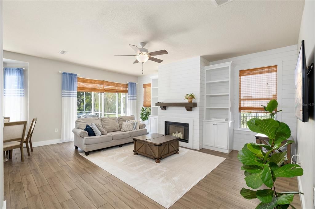 合同活跃: $619,000 (4 贝兹, 2 浴室, 2506 平方英尺)