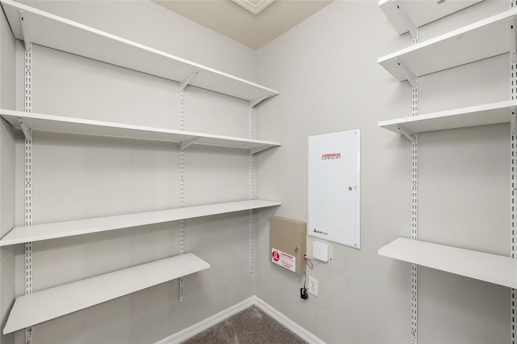 合同活跃: $619,000 (4 贝兹, 2 浴室, 2506 平方英尺)