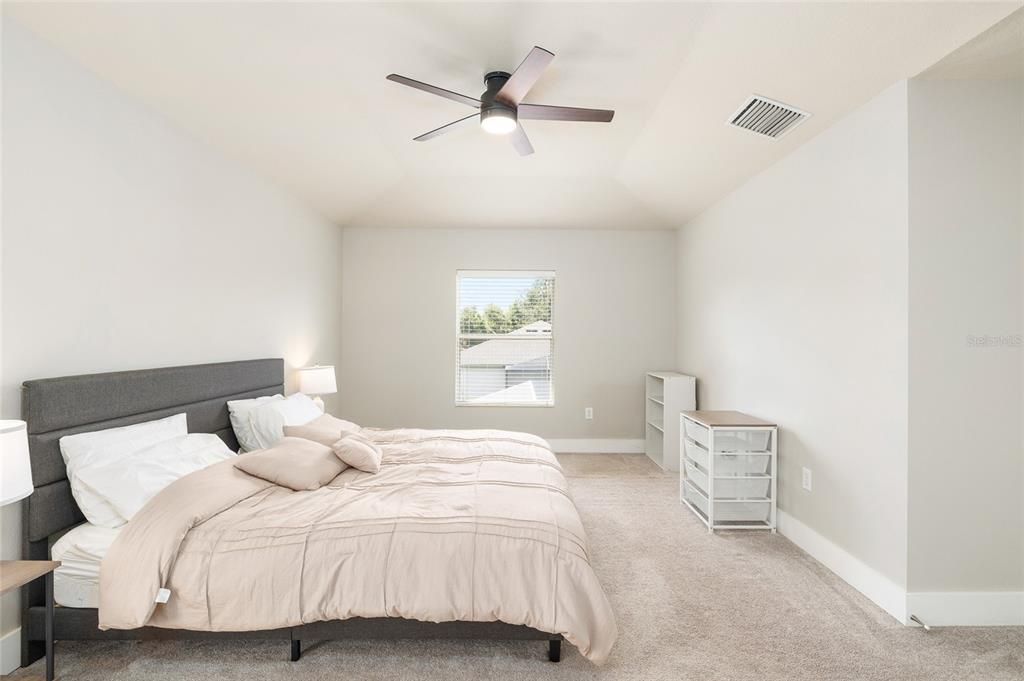 合同活跃: $619,000 (4 贝兹, 2 浴室, 2506 平方英尺)